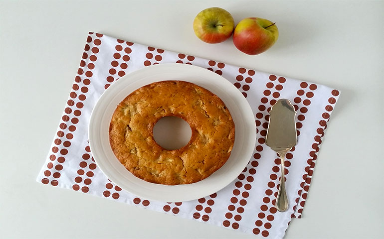 Torta di mele e uvetta con farina di kamut 