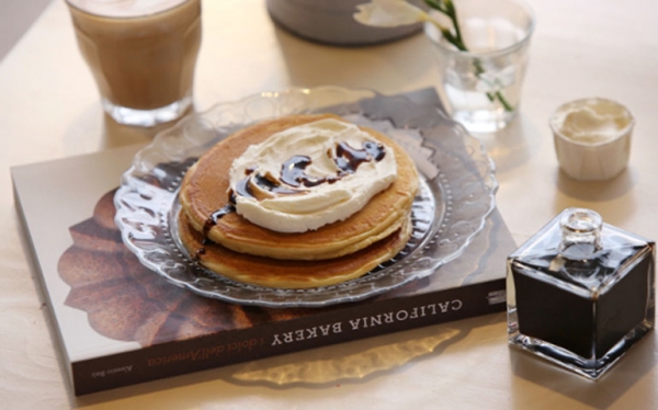 Pancakes|Two Eggs and Style|Yogurt di granola e insalata di frutta fresca|Toast Avocado|||