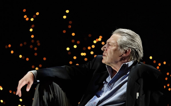 Carlo Cecchi &egrave; Enrico IV - ph. Bobo Antic_|Carlo Cecchi &egrave; Enrico IV ph. Matteo Delbo|Scena corale, da sinistra: Angelica Ippolito, Federico Brugnone, Carlo Cecchi, Remo Stella|||