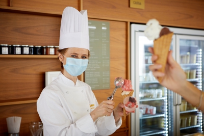Anna Sartori in gelateria|||