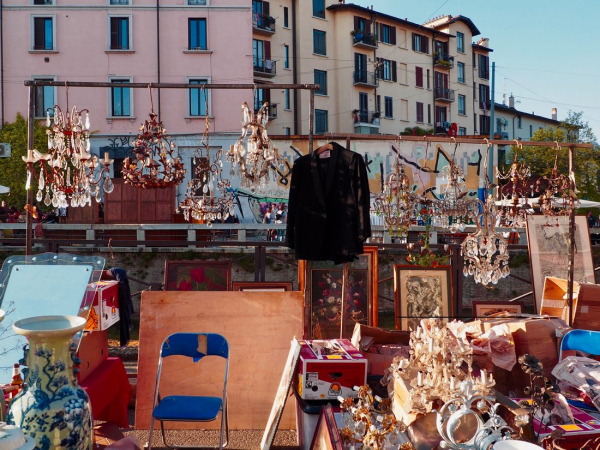 Mercatone dell'antiquariato sui Navigli, Milano. Foto di zero.eu|||