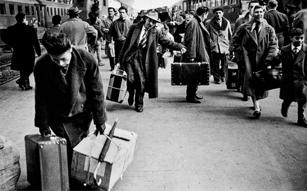 Mario Finocchiaro - Stazione Centrale- Milano 1959|Valentino Bassanini - Zona Isola - Bimbi in discarica - Anni '60|Cesare Colombo, Torre Galfa, 1968|||