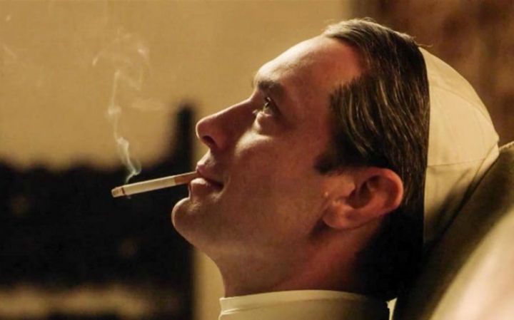 Jude Law nel ruolo di papa Lenny|Jude Law nel ruolo di papa Lenny|Diane Keaton nel ruolo di suor Mary|Silvio Orlando nel ruolo del cardinal Voiello|Il regista Paolo Sorrentino sul set di The young pope|||