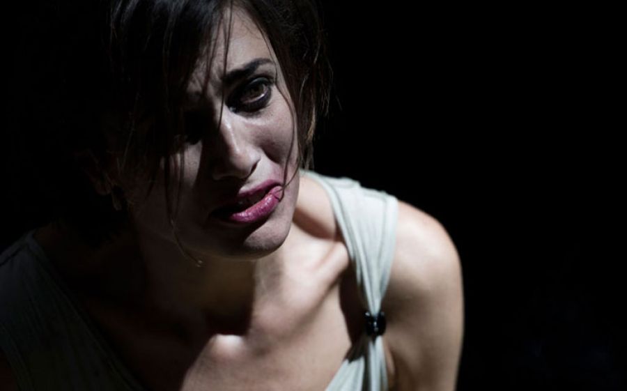 Al Teatro Menotti di Milano Anna Foglietta racconta Alda Merini con lo spettacolo La pazza della porta accanto