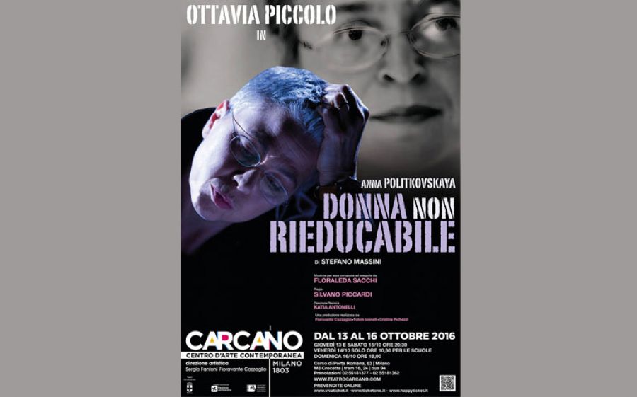 Ottavia Piccolo è Anna Politkovskaya nello spettacolo Donna Non Rieducabile al Teatro Carcano di Milano