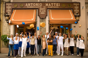 Blu, croccante e senza tempo: la storia del biscotto Mattei