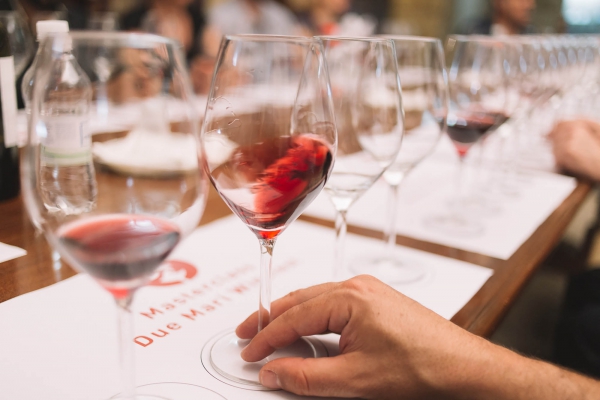 A Villa Peripato degustazioni sotto le stelle: arriva Due Mari Winefest "Il Bistrot"|||