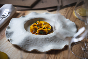I ravioli ripieni di coda di toro e cioccolato amaro di Horteria Milano|||